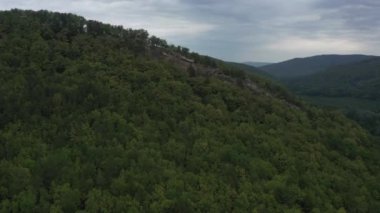 Batı Kafkasya. Planchensky kayalıklarındaki dağ manzaraları ve Planchensky köyü.