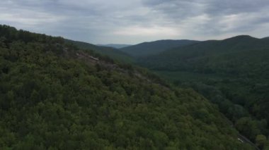 Batı Kafkasya. Planchensky kayalıklarındaki dağ manzaraları ve Planchensky köyü.