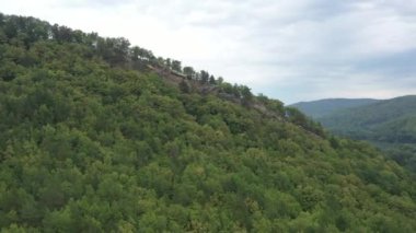 Batı Kafkasya. Planchensky kayalıklarındaki dağ manzaraları ve Planchensky köyü.