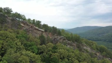 Batı Kafkasya. Planchensky kayalıklarındaki dağ manzaraları ve Planchensky köyü.