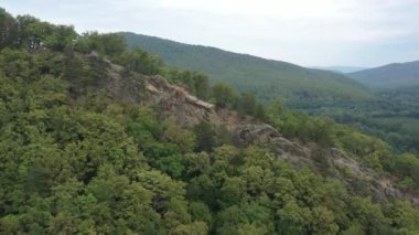 Batı Kafkasya. Planchensky kayalıklarındaki dağ manzaraları ve Planchensky köyü.