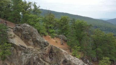 Batı Kafkasya. Planchensky kayalıklarındaki dağ manzaraları ve Planchensky köyü.