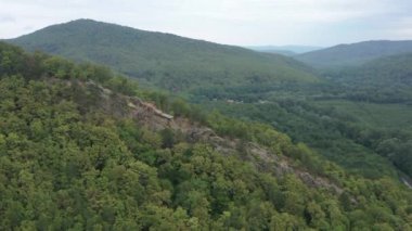 Batı Kafkasya. Planchensky kayalıklarındaki dağ manzaraları ve Planchensky köyü.