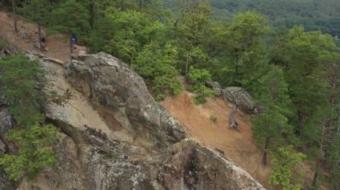 Batı Kafkasya. Planchensky kayalıklarındaki dağ manzaraları ve Planchensky köyü.