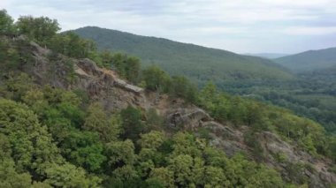 Batı Kafkasya. Planchensky kayalıklarındaki dağ manzaraları ve Planchensky köyü.