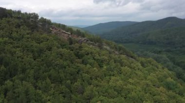 Batı Kafkasya. Planchensky kayalıklarındaki dağ manzaraları ve Planchensky köyü.