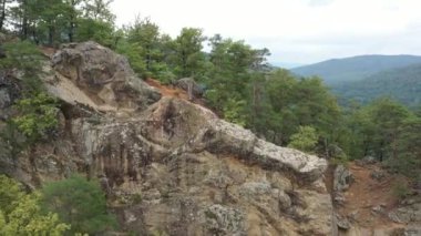 Batı Kafkasya. Planchensky kayalıklarındaki dağ manzaraları ve Planchensky köyü.