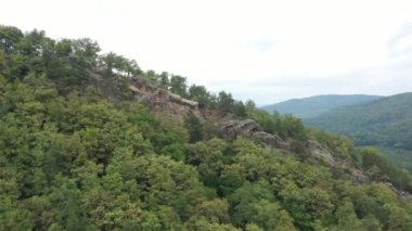 Batı Kafkasya. Planchensky kayalıklarındaki dağ manzaraları ve Planchensky köyü.