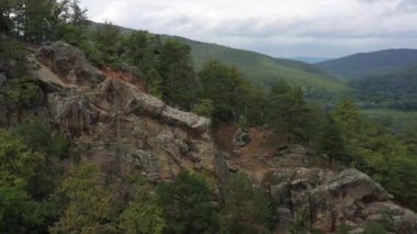 Batı Kafkasya. Planchensky kayalıklarındaki dağ manzaraları ve Planchensky köyü.