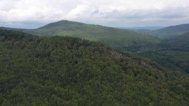 Batı Kafkasya. Planchensky kayalıklarındaki dağ manzaraları ve Planchensky köyü.