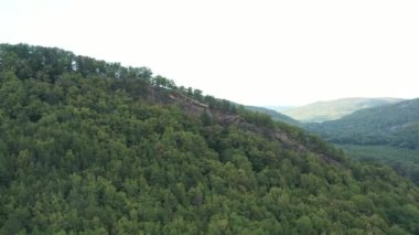 Batı Kafkasya. Planchensky kayalıklarındaki dağ manzaraları ve Planchensky köyü.