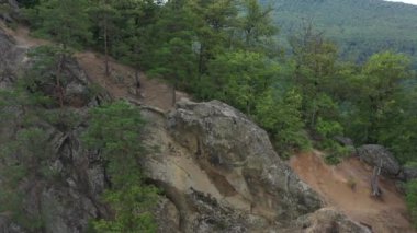 Batı Kafkasya. Planchensky kayalıklarındaki dağ manzaraları ve Planchensky köyü.