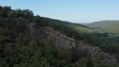 Batı Kafkasya. Planchensky kayalıklarındaki dağ manzaraları ve Planchensky köyü.