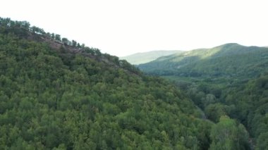 Batı Kafkasya. Planchensky kayalıklarındaki dağ manzaraları ve Planchensky köyü.
