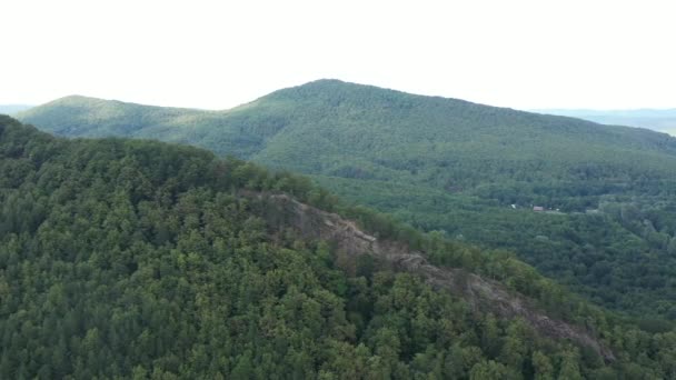 西コーカサス Planchensky岩やPlanchensky村の山の風景 — ストック動画