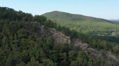 Batı Kafkasya. Planchensky kayalıklarındaki dağ manzaraları ve Planchensky köyü.
