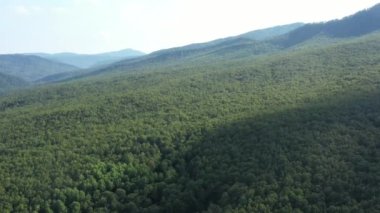Batı Kafkasya. Planchensky kayalıklarındaki dağ manzaraları ve Planchensky köyü.