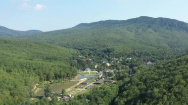 Batı Kafkasya. Planchensky kayalıklarındaki dağ manzaraları ve Planchensky köyü.