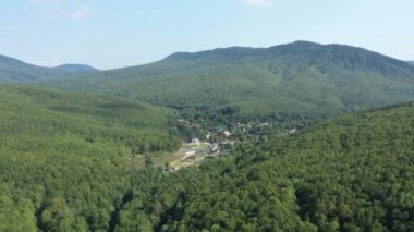 Batı Kafkasya. Planchensky kayalıklarındaki dağ manzaraları ve Planchensky köyü.