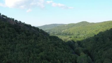 Batı Kafkasya. Planchensky kayalıklarındaki dağ manzaraları ve Planchensky köyü.