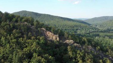 Batı Kafkasya. Planchensky kayalıklarındaki dağ manzaraları ve Planchensky köyü.