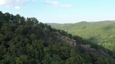 Batı Kafkasya. Planchensky kayalıklarındaki dağ manzaraları ve Planchensky köyü.
