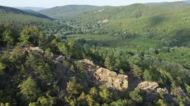 Batı Kafkasya. Planchensky kayalıklarındaki dağ manzaraları ve Planchensky köyü.