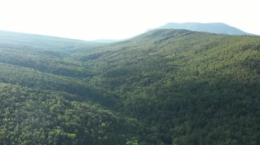 Batı Kafkasya. Planchensky kayalıklarındaki dağ manzaraları ve Planchensky köyü.