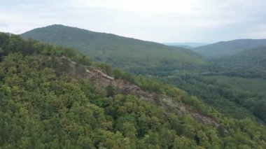 Batı Kafkasya. Planchensky kayalıklarındaki dağ manzaraları ve Planchensky köyü.