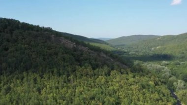 Batı Kafkasya. Planchensky kayalıklarındaki dağ manzaraları ve Planchensky köyü.