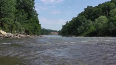 Batı Kafkasya. Belaya Nehri, Kamennomostky köyündeki Khadzhokh kanyonundan çıkan akıntılar..