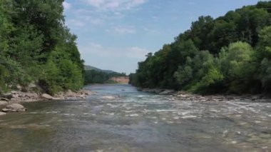 Batı Kafkasya. Belaya Nehri, Kamennomostky köyündeki Khadzhokh kanyonundan çıkan akıntılar..