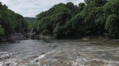 Batı Kafkasya. Belaya Nehri, Kamennomostky köyündeki Khadzhokh kanyonundan çıkan akıntılar..