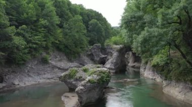 Batı Kafkasya. Belaya Nehri, Kamennomostky köyündeki Khadzhokh kanyonundan çıkan akıntılar..