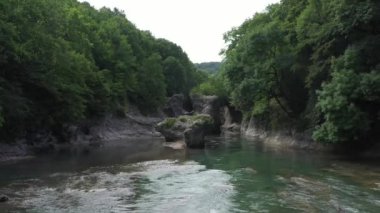 Batı Kafkasya. Belaya Nehri, Kamennomostky köyündeki Khadzhokh kanyonundan çıkan akıntılar..