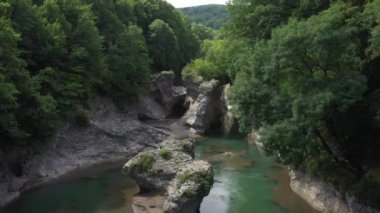 Batı Kafkasya. Belaya Nehri, Kamennomostky köyündeki Khadzhokh kanyonundan çıkan akıntılar..
