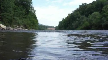Batı Kafkasya. Belaya Nehri, Kamennomostky köyündeki Khadzhokh kanyonundan çıkan akıntılar..