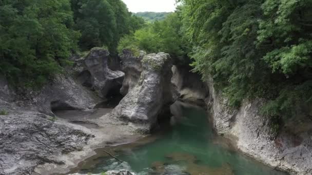 西コーカサス ベラヤ川 カメノモストスキー村のKhadzhokh渓谷からの出口での急流 — ストック動画