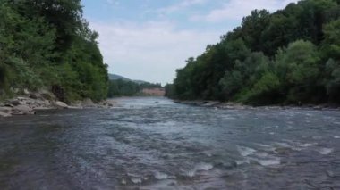 Batı Kafkasya. Belaya Nehri, Kamennomostky köyündeki Khadzhokh kanyonundan çıkan akıntılar..