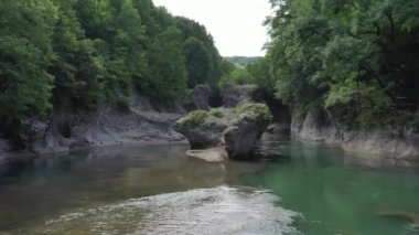 Batı Kafkasya. Belaya Nehri, Kamennomostky köyündeki Khadzhokh kanyonundan çıkan akıntılar..
