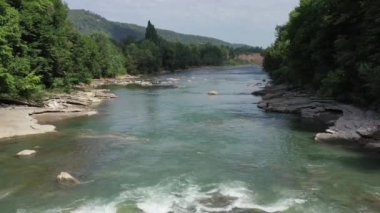 Batı Kafkasya. Belaya Nehri, Kamennomostky köyündeki Khadzhokh kanyonundan çıkan akıntılar..