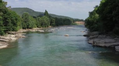 Batı Kafkasya. Belaya Nehri, Kamennomostky köyündeki Khadzhokh kanyonundan çıkan akıntılar..