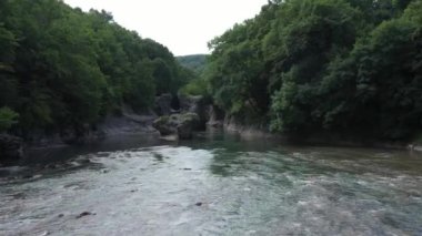 Batı Kafkasya. Belaya Nehri, Kamennomostky köyündeki Khadzhokh kanyonundan çıkan akıntılar..