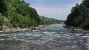 Batı Kafkasya. Belaya Nehri, Kamennomostky köyündeki Khadzhokh kanyonundan çıkan akıntılar..