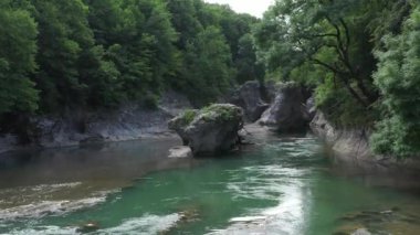 Batı Kafkasya. Belaya Nehri, Kamennomostky köyündeki Khadzhokh kanyonundan çıkan akıntılar..