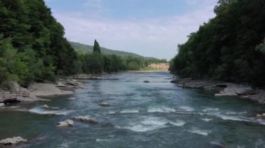 Batı Kafkasya. Belaya Nehri, Kamennomostky köyündeki Khadzhokh kanyonundan çıkan akıntılar..