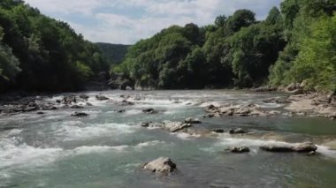 Batı Kafkasya. Belaya Nehri, Kamennomostky köyündeki Khadzhokh kanyonundan çıkan akıntılar..