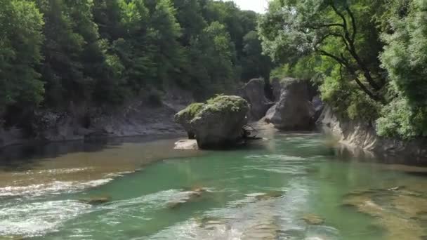 Západní Kavkaz. Řeka Belaya, její peřeje u výjezdu z kaňonu Khadzhokh ve vesnici Kamennomostky.