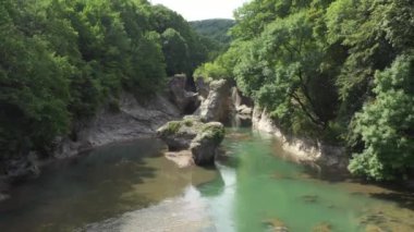 Batı Kafkasya. Belaya Nehri, Kamennomostky köyündeki Khadzhokh kanyonundan çıkan akıntılar..