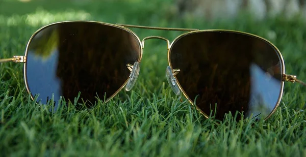 Okulary Przeciwsłoneczne Aby Poprawić Wygląd Osobowość — Zdjęcie stockowe